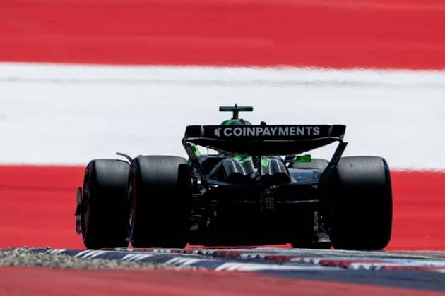 Nico Huelkenberg (Stake F1 Team Kick Sauber, Deutschland, 27) im C45 von hinten vor aufgemalter Fahne Flagge auf dem Asphalt in der Zielkurve Kurve 10, AUT, Formel 1 Weltmeisterschaft, MSC Cruises Grand Prix von Oesterreich, Red Bull Ring Spielberg, Qualifying Day, Saison 2025, 28.06.2025 AUT, Formel 1 Weltmeisterschaft, MSC Cruises Grand Prix von Oesterreich, Red Bull Ring Spielberg, Qualifying Day, Saison 2025, 28.06.2025 Spielberg Copyright: xEibner-Pressefoto Memmlerx EP_MMR
