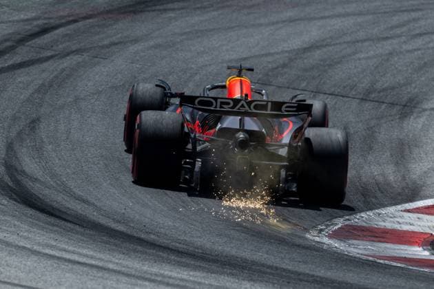 Max Verstappen (Oracle Red Bull Racing, Niederlande, 01) im RB21 mit Funken Funkenflug, AUT, Formel 1 Weltmeisterschaft, MSC Cruises Grand Prix von Oesterreich, Red Bull Ring Spielberg, Qualifying Day, Saison 2025, 28.06.2025 AUT, Formel 1 Weltmeisterschaft, MSC Cruises Grand Prix von Oesterreich, Red Bull Ring Spielberg, Qualifying Day, Saison 2025, 28.06.2025 Spielberg Copyright: xEibner-Pressefoto Memmlerx EP_MMR