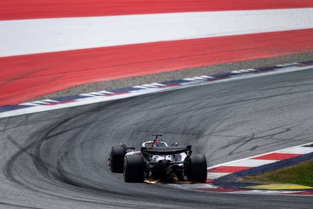 Esteban Ocon (MoneyGram Haas F1 Team, Frankreich, 31) im VF-25 mit Funken Funkenflug, AUT, Formel 1 Weltmeisterschaft, MSC Cruises Grand Prix von Oesterreich, Red Bull Ring Spielberg, Qualifying Day, Saison 2025, 28.06.2025 AUT, Formel 1 Weltmeisterschaft, MSC Cruises Grand Prix von Oesterreich, Red Bull Ring Spielberg, Qualifying Day, Saison 2025, 28.06.2025 Spielberg Copyright: xEibner-Pressefoto Memmlerx EP_MMR