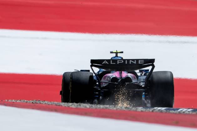 Franco Colapinto (BWT Alpine F1 Team, Argentinien, 43) im Alpine A525 von hinten vor aufgemalter Fahne Flagge auf dem Asphalt in der Zielkurve Kurve 10, AUT, Formel 1 Weltmeisterschaft, MSC Cruises Grand Prix von Oesterreich, Red Bull Ring Spielberg, Qualifying Day, Saison 2025, 28.06.2025 AUT, Formel 1 Weltmeisterschaft, MSC Cruises Grand Prix von Oesterreich, Red Bull Ring Spielberg, Qualifying Day, Saison 2025, 28.06.2025 Spielberg Copyright: xEibner-Pressefoto Memmlerx EP_MMR