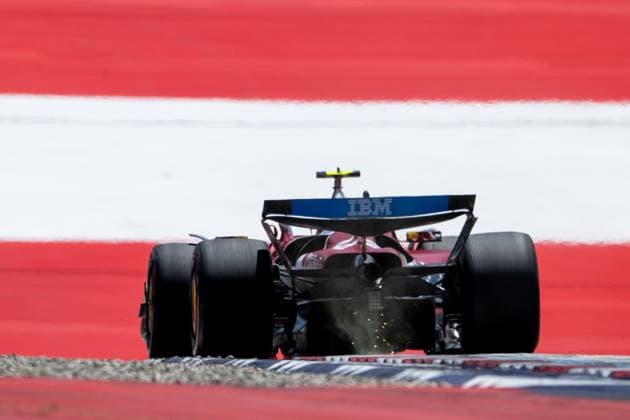 Lewis Hamilton (Scuderia Ferrari HP, Großbritannien, 44) im SF-25 von hinten vor aufgemalter Fahne Flagge auf dem Asphalt in der Zielkurve Kurve 10, AUT, Formel 1 Weltmeisterschaft, MSC Cruises Grand Prix von Oesterreich, Red Bull Ring Spielberg, Qualifying Day, Saison 2025, 28.06.2025 AUT, Formel 1 Weltmeisterschaft, MSC Cruises Grand Prix von Oesterreich, Red Bull Ring Spielberg, Qualifying Day, Saison 2025, 28.06.2025 Spielberg Copyright: xEibner-Pressefoto Memmlerx EP_MMR