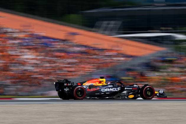 Max Verstappen (Oracle Red Bull Racing, Niederlande, 01) im RB21 vor Fans Zuschauer auf der nicht ausverkauften Redbull Tribuene, AUT, Formel 1 Weltmeisterschaft, MSC Cruises Grand Prix von Oesterreich, Red Bull Ring Spielberg, Qualifying Day, Saison 2025, 28.06.2025 AUT, Formel 1 Weltmeisterschaft, MSC Cruises Grand Prix von Oesterreich, Red Bull Ring Spielberg, Qualifying Day, Saison 2025, 28.06.2025 Spielberg Copyright: xEibner-Pressefoto Memmlerx EP_MMR