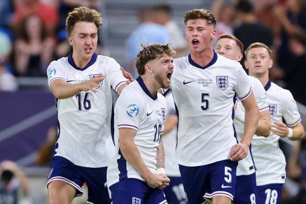 Harvey Elliott (England) bejubelt seinen Treffer zum 1:0 mit Jack Hinshelwood (England) und Charlie Cresswell (England), UEFA European Under-21 Championship 2025 Final, England v Germany Final, National Football Stadium am 28. June 2025 in Bratislava, Slowakei. (Foto von Marco Steinbrenner DeFodi Images) Harvey Elliott (England) bejubelt seinen Treffer mit den Teamkollegen with Jack Hinshelwood (England) and Charlie Cresswell (England), UEFA European Under-21 Championship 2025 Final, England v Germany Final, National Football Stadium, June 28, 2025 in Bratislava, Slovakia. (Photo by Marco Steinbrenner DeFodi Images)