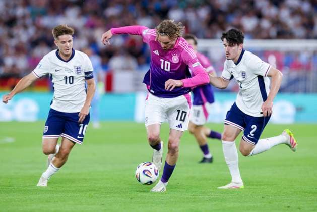James McAtee (England), Nick Woltemade (Germany) und Tino Livramento (England) kaempfen um den Ball, UEFA European Under-21 Championship 2025 Final, England v Germany Final, National Football Stadium am 28. June 2025 in Bratislava, Slowakei. (Foto von Marco Steinbrenner DeFodi Images) James McAtee (England), Nick Woltemade (Germany) und Tino Livramento (England) battle for the ball, UEFA European Under-21 Championship 2025 Final, England v Germany Final, National Football Stadium, June 28, 2025 in Bratislava, Slovakia. (Photo by Marco Steinbrenner DeFodi Images)