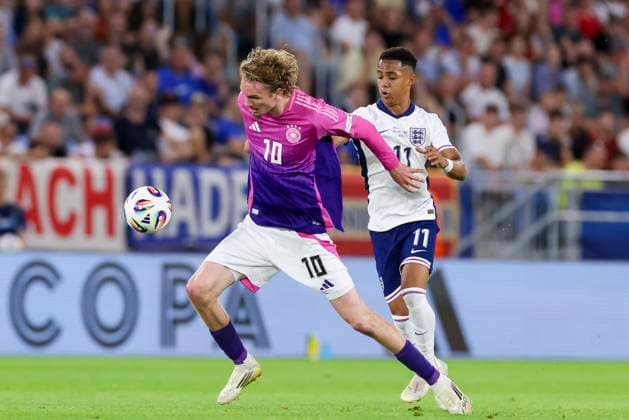 Nick Woltemade (Germany) und Omari Hutchinson (England) kaempfen um den Ball, UEFA European Under-21 Championship 2025 Final, England v Germany Final, National Football Stadium am 28. June 2025 in Bratislava, Slowakei. (Foto von Marco Steinbrenner DeFodi Images) Nick Woltemade (Germany) und Omari Hutchinson (England) battle for the ball, UEFA European Under-21 Championship 2025 Final, England v Germany Final, National Football Stadium, June 28, 2025 in Bratislava, Slovakia. (Photo by Marco Steinbrenner DeFodi Images)