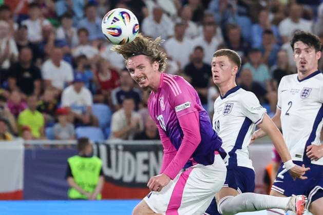 Nick Woltemade (Germany), Jay Stansfield (England) und Tino Livramento (England) kaempfen um den Ball, UEFA European Under-21 Championship 2025 Final, England v Germany Final, National Football Stadium am 28. June 2025 in Bratislava, Slowakei. (Foto von Marco Steinbrenner DeFodi Images) Nick Woltemade (Germany), Jay Stansfield (England) und Tino Livramento (England) battle for the ball, UEFA European Under-21 Championship 2025 Final, England v Germany Final, National Football Stadium, June 28, 2025 in Bratislava, Slovakia. (Photo by Marco Steinbrenner DeFodi Images)