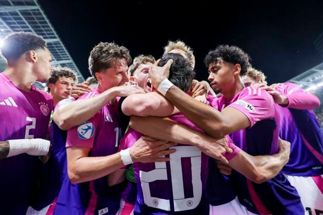 Sport Bilder des Tages Paul Nebel (Germany) bejubelt seinen Treffer mit den Teamkollegen, UEFA European Under-21 Championship 2025 Final, England v Germany Final, National Football Stadium am 28. June 2025 in Bratislava, Slowakei. (Foto von Marco Steinbrenner DeFodi Images) Paul Nebel (Germany) celebrates his goal with teammates, UEFA European Under-21 Championship 2025 Final, England v Germany Final, National Football Stadium, June 28, 2025 in Bratislava, Slovakia. (Photo by Marco Steinbrenner DeFodi Images)