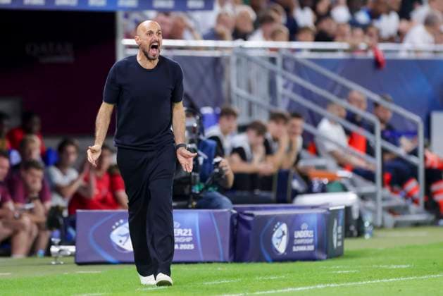 Bundestrainer Antonio Di Salvo (Germany) gestikuliert, UEFA European Under-21 Championship 2025 Final, England v Germany Final, National Football Stadium am 28. June 2025 in Bratislava, Slowakei. (Foto von Marco Steinbrenner DeFodi Images) Bundestrainer Antonio Di Salvo (Germany) gestures, UEFA European Under-21 Championship 2025 Final, England v Germany Final, National Football Stadium, June 28, 2025 in Bratislava, Slovakia. (Photo by Marco Steinbrenner DeFodi Images)
