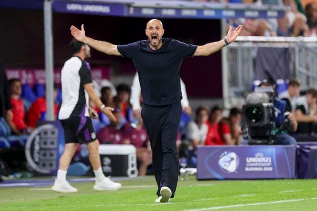 Bundestrainer Antonio Di Salvo (Germany) gestikuliert, UEFA European Under-21 Championship 2025 Final, England v Germany Final, National Football Stadium am 28. June 2025 in Bratislava, Slowakei. (Foto von Marco Steinbrenner DeFodi Images) Bundestrainer Antonio Di Salvo (Germany) gestures, UEFA European Under-21 Championship 2025 Final, England v Germany Final, National Football Stadium, June 28, 2025 in Bratislava, Slovakia. (Photo by Marco Steinbrenner DeFodi Images)