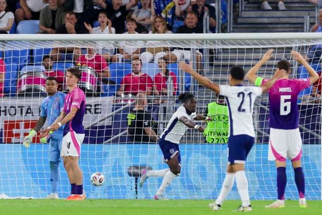 Jonathan Rowe (England) erzielt in der Verlaengerung das Tor zum 3:2. Torhueter Noah Atubolu (Germany), Tim Oermann (Germany) und Eric Martel (Germany) schauen enttaeuscht, UEFA European Under-21 Championship 2025 Final, England v Germany Final, National Football Stadium am 28. June 2025 in Bratislava, Slowakei. (Foto von Marco Steinbrenner DeFodi Images) Jonathan Rowe (England) Noah Atubolu (Germany), Tim Oermann (Germany) and Eric Martel (Germany) look disappointed as they score in extra time to make it 3-2, UEFA European Under-21 Championship 2025 Final, England v Germany Final, National Football Stadium, June 28, 2025 in Bratislava, Slovakia. (Photo by Marco Steinbrenner DeFodi Images)