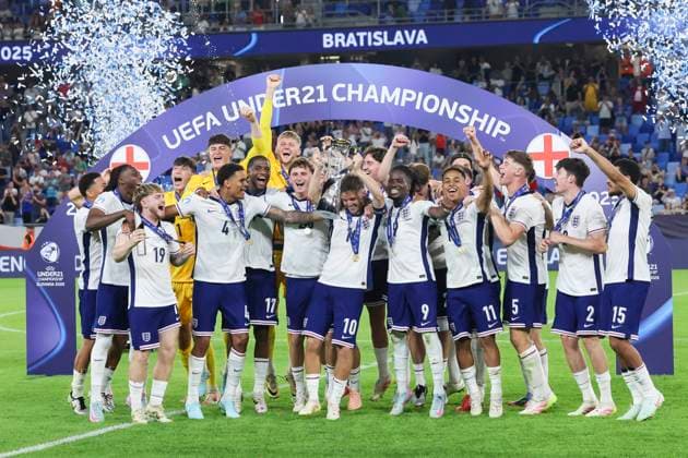 Die U21, U 21 Junioren aus England bejubeln den Gewinn der Europameisterschaft, UEFA European Under-21 Championship 2025 Final, England v Germany Final, National Football Stadium am 28. June 2025 in Bratislava, Slowakei. (Foto von Marco Steinbrenner DeFodi Images) The England U21s celebrate winning the European Championships, UEFA European Under-21 Championship 2025 Final, England v Germany Final, National Football Stadium, June 28, 2025 in Bratislava, Slovakia. (Photo by Marco Steinbrenner DeFodi Images)