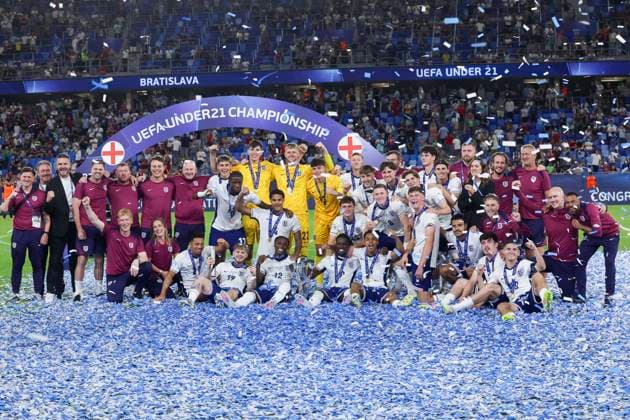Die U21, U 21 Junioren aus England bejubeln den Gewinn der Europameisterschaft, UEFA European Under-21 Championship 2025 Final, England v Germany Final, National Football Stadium am 28. June 2025 in Bratislava, Slowakei. (Foto von Marco Steinbrenner DeFodi Images) The England U21s celebrate winning the European Championships, UEFA European Under-21 Championship 2025 Final, England v Germany Final, National Football Stadium, June 28, 2025 in Bratislava, Slovakia. (Photo by Marco Steinbrenner DeFodi Images)