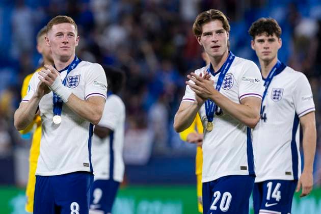 UEFA U21, U 21 Europameisterschaft, Finale: England - Deutschland; 28.06.2025 Elliot Anderson (England, 8), Alex Scott (England, 20), Archie Gray (England, 14) bei der UEFA U21-Europameisterschaft im Finalspiel England - Deutschland, am 28.06.2025, National Football Stadium, Bratislava, Slowakei Copyright: xBEAUTIFULxSPORTS Meuselx