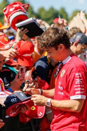 Charles Leclerc (Scuderia Ferrari HP, 16) gibt Autogramme, Grosser Preis von Oesterreich, Motorsport, Formel 1, Saison 2025, 29.06.2025 Grosser Preis von Oesterreich, Motorsport, Formel 1, Saison 2025, 29.06.2025 Copyright: xEibner-Pressefoto AlexanderxNeisx EP_ANS