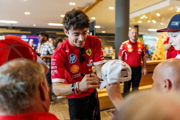 Charles Leclerc (Scuderia Ferrari HP, 16) gibt Autogramme, Grosser Preis von Oesterreich, Motorsport, Formel 1, Saison 2025, 29.06.2025 Grosser Preis von Oesterreich, Motorsport, Formel 1, Saison 2025, 29.06.2025 Copyright: xEibner-Pressefoto AlexanderxNeisx EP_ANS
