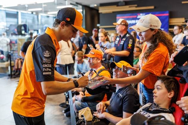 Oscar Piastri (McLaren Formula 1 Team, 81) gibt Autogramme, Grosser Preis von Oesterreich, Motorsport, Formel 1, Saison 2025, 29.06.2025 Grosser Preis von Oesterreich, Motorsport, Formel 1, Saison 2025, 29.06.2025 Copyright: xEibner-Pressefoto AlexanderxNeisx EP_ANS
