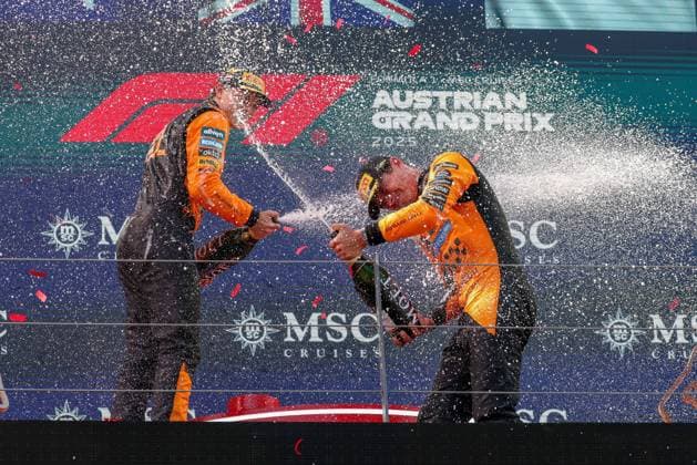 Champagnerdusche zwischen den Fahrern, 2 Platz Oscar Piastri (McLaren Formula 1 Team), Winner, Sieger, Lando Norris (McLaren Formula 1 Team) auf dem Podium, Rennen, Grosser Preis von Oesterreich, Motorsport, Herren, Formel 1, 29.06.2025 Spielberg Steiermark Oesterreich
