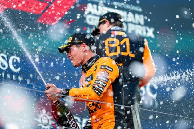 Lando Norris (McLaren Formula 1 Team, Großbritannien, 04) jubelt auf dem Podium bei der Siegerehrung mit Champagner ueber den Sieg, dahinter Oscar Piastri (McLaren Formula 1 Team, Australien, 81), AUT, Formel 1 Weltmeisterschaft, MSC Cruises Grand Prix von Oesterreich, Red Bull Ring Spielberg, Rennen, Saison 2025, 29.06.2025 AUT, Formel 1 Weltmeisterschaft, MSC Cruises Grand Prix von Oesterreich, Red Bull Ring Spielberg, Rennen, Saison 2025, 29.06.2025 Spielberg Copyright: xEibner-Pressefoto Memmlerx EP_MMR