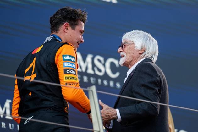 Lando Norris (McLaren Formula 1 Team, Großbritannien, 04) jubelt auf dem Podium bei der Siegerehrung ueber den Sieg und bekommt die FIA Goldmedaille von Bernie Ecclestone (ex F1 Boss), AUT, Formel 1 Weltmeisterschaft, MSC Cruises Grand Prix von Oesterreich, Red Bull Ring Spielberg, Rennen, Saison 2025, 29.06.2025 AUT, Formel 1 Weltmeisterschaft, MSC Cruises Grand Prix von Oesterreich, Red Bull Ring Spielberg, Rennen, Saison 2025, 29.06.2025 Spielberg Copyright: xEibner-Pressefoto Memmlerx EP_MMR