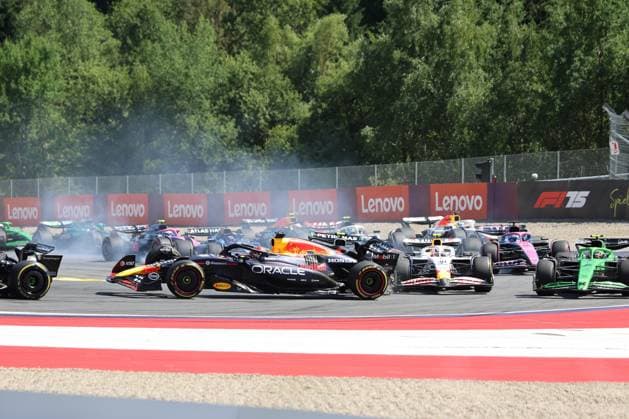 Max Verstappen (Oracle Red Bull Racing, 01), Andrea Kimi Antonelli (Mercedes AMG Petronas Formula One Team, 12), Unfall, Rennstart, Race, Rennen, Grosser Preis von Oesterreich, Motorsport, Herren, Formel 1, 29.06.2025 Spielberg Steiermark Oesterreich