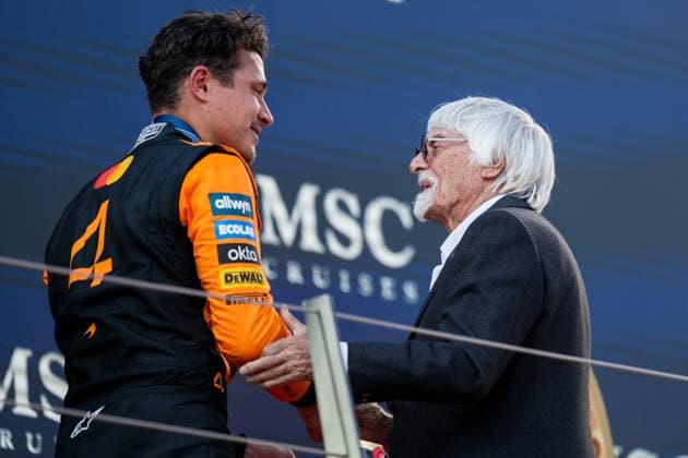 Lando Norris (McLaren Formula 1 Team, Großbritannien, 04) jubelt auf dem Podium bei der Siegerehrung ueber den Sieg und bekommt die FIA Goldmedaille von Bernie Ecclestone (ex F1 Boss), AUT, Formel 1 Weltmeisterschaft, MSC Cruises Grand Prix von Oesterreich, Red Bull Ring Spielberg, Rennen, Saison 2025, 29.06.2025 AUT, Formel 1 Weltmeisterschaft, MSC Cruises Grand Prix von Oesterreich, Red Bull Ring Spielberg, Rennen, Saison 2025, 29.06.2025 Spielberg Copyright: xEibner-Pressefoto Memmlerx EP_MMR