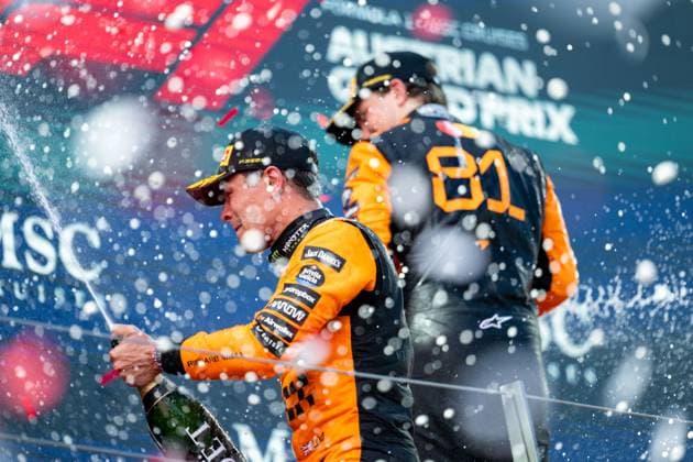 Sport Bilder des Tages Lando Norris (McLaren Formula 1 Team, Großbritannien, 04) jubelt auf dem Podium bei der Siegerehrung mit Champagner ueber den Sieg, dahinter Oscar Piastri (McLaren Formula 1 Team, Australien, 81), AUT, Formel 1 Weltmeisterschaft, MSC Cruises Grand Prix von Oesterreich, Red Bull Ring Spielberg, Rennen, Saison 2025, 29.06.2025 AUT, Formel 1 Weltmeisterschaft, MSC Cruises Grand Prix von Oesterreich, Red Bull Ring Spielberg, Rennen, Saison 2025, 29.06.2025 Spielberg Copyright: xEibner-Pressefoto Memmlerx EP_MMR