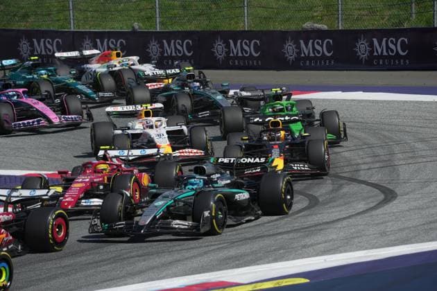Formel 1 Großer Preis von Österreich 2025 29.06.2025, Red Bull Ring, Spielberg, Formel 1 Großer Preis von Österreich 2025 , im Bild Rennstart: George Russell (GBR), Mercedes-AMG Petronas Formula One Team, Lewis Hamilton (GBR), Scuderia Ferrari HP, Max Verstappen (NLD), Oracle Red Bull Racing, Liam Lawson (NZL), Visa Cash App RB Formula One Team, Gabriel Bortoleto (BRA), Stake F1 Team Kick Sauber