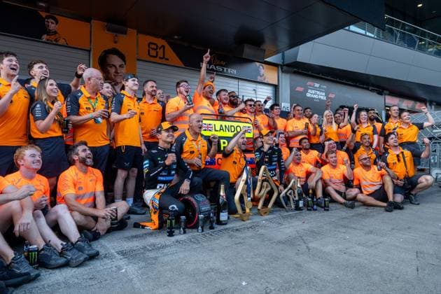 Lando Norris (McLaren Formula 1 Team, Großbritannien, 04) und Team um Andrea Stella (McLaren Formula 1 Team, Teamchef), Oscar Piastri (McLaren Formula 1 Team, Australien, 81) jubeln in der Boxengasse beim Teamfoto Siegerfoto ueber den Sieg und Platz 2 Doppelsieg, AUT, Formel 1 Weltmeisterschaft, MSC Cruises Grand Prix von Oesterreich, Red Bull Ring Spielberg, Rennen, Saison 2025, 29.06.2025 AUT, Formel 1 Weltmeisterschaft, MSC Cruises Grand Prix von Oesterreich, Red Bull Ring Spielberg, Rennen, Saison 2025, 29.06.2025 Spielberg Copyright: xEibner-Pressefoto Memmlerx EP_MMR