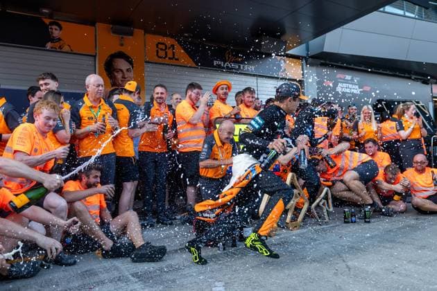 Lando Norris (McLaren Formula 1 Team, Großbritannien, 04) und Team jubeln in der Boxengasse beim Teamfoto Siegerfoto ueber den Sieg und Platz 2 Doppelsieg und spritzen Getraenke, AUT, Formel 1 Weltmeisterschaft, MSC Cruises Grand Prix von Oesterreich, Red Bull Ring Spielberg, Rennen, Saison 2025, 29.06.2025 AUT, Formel 1 Weltmeisterschaft, MSC Cruises Grand Prix von Oesterreich, Red Bull Ring Spielberg, Rennen, Saison 2025, 29.06.2025 Spielberg Copyright: xEibner-Pressefoto Memmlerx EP_MMR