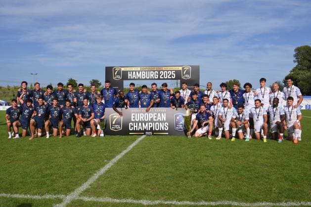 Rugby, Männer Frauen, Saison 2025, Europe 7s Championship Hamburg 7s, Siegerehrungen, Steinwiesenweg (Hamburg), 29.06.2025, 2. Turnier, Tag 3 Siegerehrung für den Gesamtsieg in der Europameisterschaft der Männer: Links die Spanier (2. Platz), mittig die Franzosen (Gesamtsieger und Hamburg 7s Sieger), rechts die Italiener (3. Platz) (Nur zur redaktionellen Nutzung.) Hamburg Sportplatz Steinwiesenweg Hamburg Deutschland Copyright: xLobeca RobertoxSeidelx