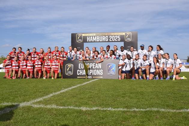 Rugby, Männer Frauen, Saison 2025, Europe 7s Championship Hamburg 7s, Siegerehrungen, Steinwiesenweg (Hamburg), 29.06.2025, 2. Turnier, Tag 3 Siegerehrung für den Gesamtsieg in der Europameisterschaft der Frauen: Links die Polen (2. Platz und Hamburg 7s Sieger), mittig die Briten (Gesamtsieger und Hamburg 7s Sieger), rechts die Franzosen (3. Platz) (Nur zur redaktionellen Nutzung.) Hamburg Sportplatz Steinwiesenweg Hamburg Deutschland Copyright: xLobeca RobertoxSeidelx