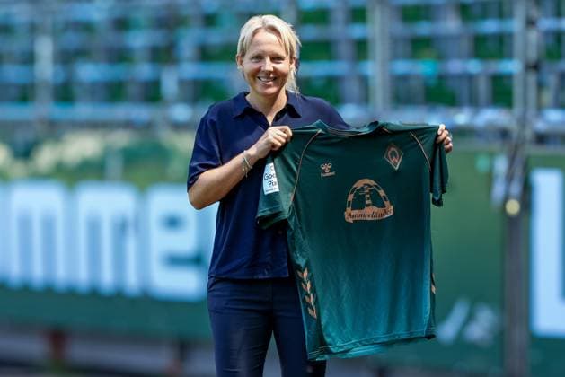 Sport Bilder des Tages Friederike Kromp (Fritzy Kromp, Trainerin, Cheftrainerin, SV Werder Bremen) bei ihre Vorstellung als neue Trainer der Frauen, Frauenmannschaft des SV Werder Bremen, Portrait, Nahaufnahme, Einzelfoto, Einzelbild, DIE DFB-RICHTLINIEN UNTERSAGEN JEGLICHE NUTZUNG VON FOTOS ALS SEQUENZBILDER UND ODER VIDEOÄHNLICHE FOTOSTRECKEN. DFB REGULATIONS PROHIBIT ANY USE OF PHOTOGRAPHS AS IMAGE SEQUENCES AND OR QUASI-VIDEO., 30.06.2025, Bremen (Deutschland), Fussball, Google Pixel Frauen-Bundesliga, Vorstellung Trainerin SV Werder Bremen