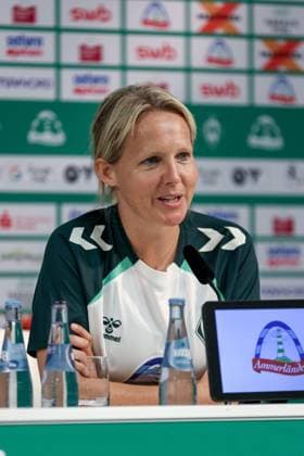 Friederike Kromp (Fritzy Kromp, Trainerin, Cheftrainerin, SV Werder Bremen) bei ihre Vorstellung als neue Trainer der Frauen, Frauenmannschaft des SV Werder Bremen, Portrait, Nahaufnahme, Einzelfoto, Einzelbild, DIE DFB-RICHTLINIEN UNTERSAGEN JEGLICHE NUTZUNG VON FOTOS ALS SEQUENZBILDER UND ODER VIDEOÄHNLICHE FOTOSTRECKEN. DFB REGULATIONS PROHIBIT ANY USE OF PHOTOGRAPHS AS IMAGE SEQUENCES AND OR QUASI-VIDEO., 30.06.2025, Bremen (Deutschland), Fussball, Google Pixel Frauen-Bundesliga, Vorstellung Trainerin SV Werder Bremen