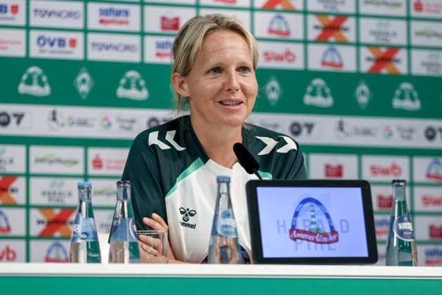Friederike Kromp (Fritzy Kromp, Trainerin, Cheftrainerin, SV Werder Bremen) bei ihrer Vorstellung als neue Trainer der Frauen, Frauenmannschaft des SV Werder Bremen, Portrait, Nahaufnahme, Einzelfoto, Einzelbild, DIE DFB-RICHTLINIEN UNTERSAGEN JEGLICHE NUTZUNG VON FOTOS ALS SEQUENZBILDER UND ODER VIDEOÄHNLICHE FOTOSTRECKEN. DFB REGULATIONS PROHIBIT ANY USE OF PHOTOGRAPHS AS IMAGE SEQUENCES AND OR QUASI-VIDEO., 30.06.2025, Bremen (Deutschland), Fussball, Google Pixel Frauen-Bundesliga, Vorstellung Trainerin SV Werder Bremen
