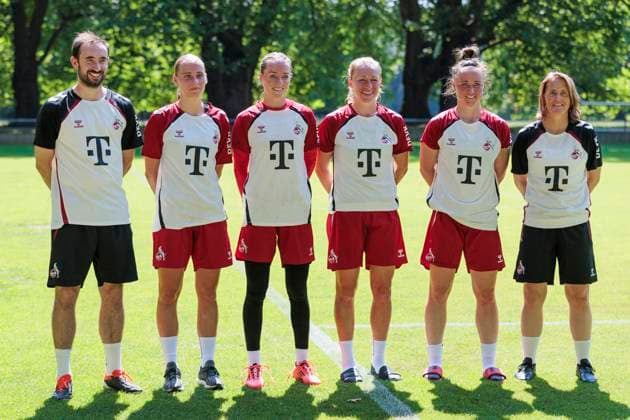Trainingsauftakt, 1. FC Köln Frauen; 01.07.2025 von links: Co-Trainer Sven Gruel, Merle Hokamp (1. FC Köln, 13), Lisa Schmitz (1. FC Köln, 1), 11, Marina Hegering (1. FC Köln, 33), Britta Carlson (1. FC Köln, Cheftrainerin) beim Trainigsauftakt der 1. FC Köln Frauen am 01.07.2025 am Geißbockheim in Köln Copyright: xBEAUTIFULxSPORTS Meuselx