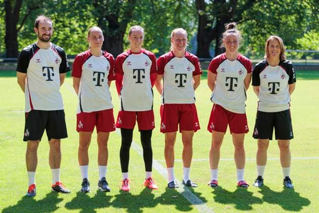 Trainingsauftakt, 1. FC Köln Frauen; 01.07.2025 von links: Co-Trainer Sven Gruel, Merle Hokamp (1. FC Köln, 13), Lisa Schmitz (1. FC Köln, 1), 11, Marina Hegering (1. FC Köln, 33), Britta Carlson (1. FC Köln, Cheftrainerin) beim Trainigsauftakt der 1. FC Köln Frauen am 01.07.2025 am Geißbockheim in Köln Copyright: xBEAUTIFULxSPORTS Meuselx