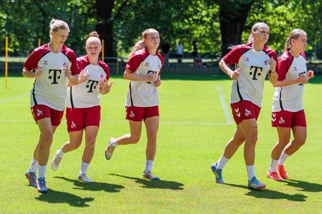 Trainingsauftakt, 1. FC Köln Frauen; 01.07.2025 Taylor Ziemer (1. FC Köln, 18), Laura Vogt (1. FC Köln, 8), Carlotta Imping (1. FC Köln, 14), Julia Schiffarth (1. FC Köln, 22), Merle Hokamp (1. FC Köln, 13) beim Trainigsauftakt der 1. FC Köln Frauen am 01.07.2025 am Geißbockheim in Köln Copyright: xBEAUTIFULxSPORTS Meuselx