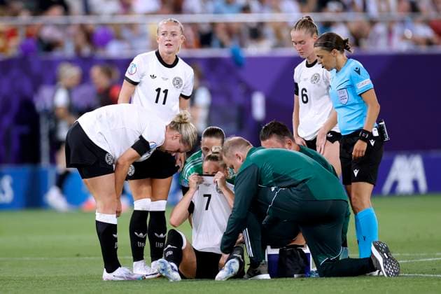 GWINN Giulia Kapitaenin Team Deutschland verletzte sich schwer in der ersten Halbzeit und musste ausgewechselt werden mit SCHUELLER Lea und Torfrau BERGER Ann Katrin UEFA Frauen Fussball EURO 2025 in der Schweiz Vorrundenspiel Deutschland - Polen 2 : 0 am 04.07. 2025 in St.Gallen Copyright: xLacixPerenyix