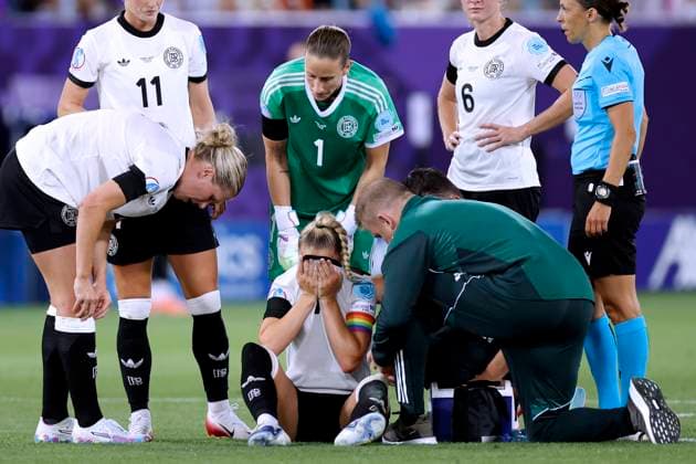 GWINN Giulia Kapitaenin Team Deutschland verletzte sich schwer in der ersten Halbzeit und musste ausgewechselt werden mit SCHUELLER Lea und Torfrau BERGER Ann Katrin UEFA Frauen Fussball EURO 2025 in der Schweiz Vorrundenspiel Deutschland - Polen 2 : 0 am 04.07. 2025 in St.Gallen Copyright: xLacixPerenyix