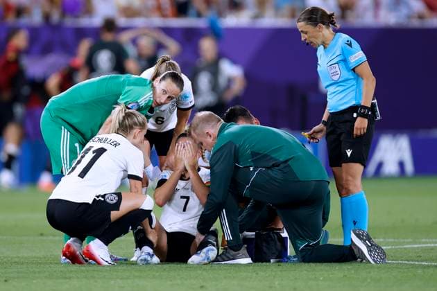 GWINN Giulia Kapitaenin Team Deutschland verletzte sich schwer in der ersten Halbzeit und musste ausgewechselt werden mit SCHUELLER Lea und Torfrau BERGER Ann Katrin UEFA Frauen Fussball EURO 2025 in der Schweiz Vorrundenspiel Deutschland - Polen 2 : 0 am 04.07. 2025 in St.Gallen Copyright: xLacixPerenyix