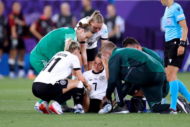 GWINN Giulia Kapitaenin Team Deutschland verletzte sich schwer in der ersten Halbzeit und musste ausgewechselt werden mit SCHUELLER Lea und Torfrau BERGER Ann Katrin UEFA Frauen Fussball EURO 2025 in der Schweiz Vorrundenspiel Deutschland - Polen 2 : 0 am 04.07. 2025 in St.Gallen Copyright: xLacixPerenyix