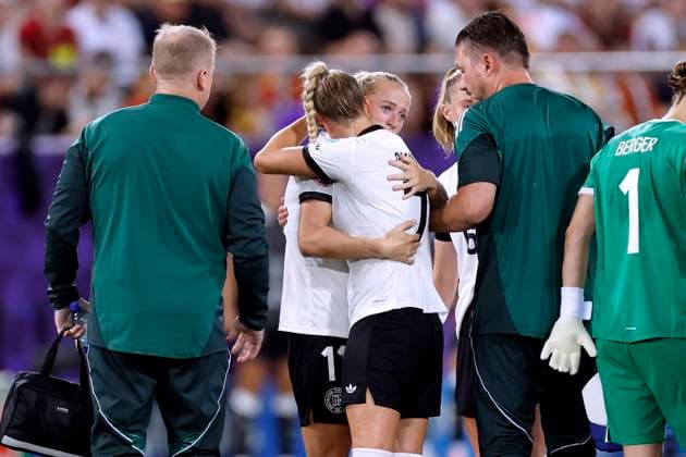 GWINN Giulia Kapitaenin Team Deutschland verletzte sich schwer in der ersten Halbzeit und musste ausgewechselt werden mit SCHUELLER Lea und Torfrau BERGER Ann Katrin UEFA Frauen Fussball EURO 2025 in der Schweiz Vorrundenspiel Deutschland - Polen 2 : 0 am 04.07. 2025 in St.Gallen Copyright: xLacixPerenyix