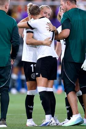 GWINN Giulia Kapitaenin Team Deutschland verletzte sich schwer in der ersten Halbzeit und musste ausgewechselt werden mit SCHUELLER Lea UEFA Frauen Fussball EURO 2025 in der Schweiz Vorrundenspiel Deutschland - Polen 2 : 0 am 04.07. 2025 in St.Gallen Copyright: xLacixPerenyix