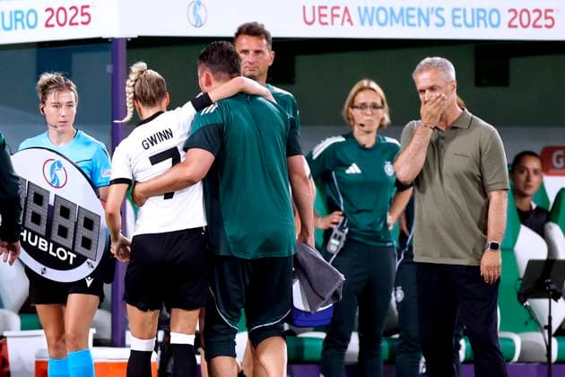 GWINN Giulia Kapitaenin Team Deutschland verletzte sich schwer in der ersten Halbzeit und musste ausgewechselt werden rechts Trainer WUECK Christian UEFA Frauen Fussball EURO 2025 in der Schweiz Vorrundenspiel Deutschland - Polen 2 : 0 am 04.07. 2025 in St.Gallen Copyright: xLacixPerenyix