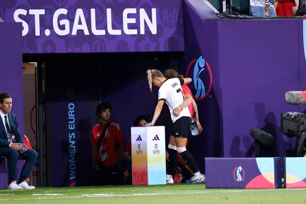 GWINN Giulia Kapitaenin Team Deutschland verletzte sich schwer in der ersten Halbzeit und musste ausgewechselt werden UEFA Frauen Fussball EURO 2025 in der Schweiz Vorrundenspiel Deutschland - Polen 2 : 0 am 04.07. 2025 in St.Gallen Copyright: xLacixPerenyix