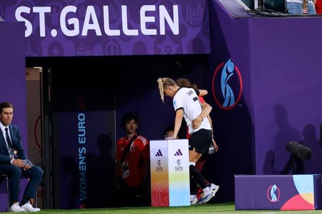 GWINN Giulia Kapitaenin Team Deutschland verletzte sich schwer in der ersten Halbzeit und musste ausgewechselt werden UEFA Frauen Fussball EURO 2025 in der Schweiz Vorrundenspiel Deutschland - Polen 2 : 0 am 04.07. 2025 in St.Gallen Copyright: xLacixPerenyix