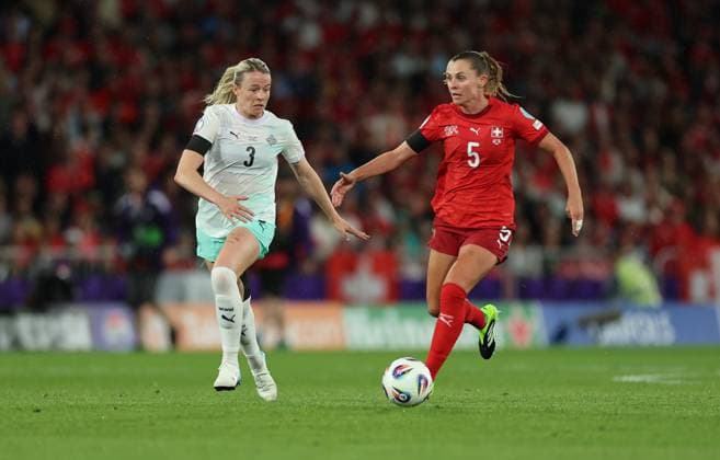 06.07.2025, Fussball Frauen Europameisterschaft, UEFA Womens EURO 2025, Schweiz - Island, Gruppe A, Stadion Wankdorf Bern, v.l., Sandra Maria Jessen (Island), Noelle Maritz (Schweiz) Copyright: HMBxMedia