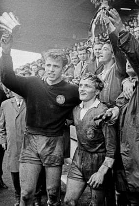 Pokalsieger DDR, Torwart Juergen Croy links und Spielfuehrer Rainer Schlutter, Sechzigerjahre, Fussball, Internationales UEFA Juniorenturnier 1965, 25.04.1965, Endspiel, Deutsche Demokratische Republik DDR vs. England 3-2, Gruga-Stadion in Essen Sechzigerjahre, Fussball, Internationales UEFA Juniorenturnier 1965, 25.04.1965, Endspiel, Deutsche Demokratische Republik DDR vs. England 3-2, Gruga-Stadion in Essen, Freude nach dem Pokalgewinn, Torwart Juergen Croy (DDR) links und Spielfuehrer Rainer Schlutter (DDR), Sixties, sports, football, international UEFA youth class tournament 1965, 25.04.1965, final, German Democratic Republic GDR vs. England 3-2, Gruga Stadium in Essen, rejoicing with the winners cup, goalkeeper Juergen Croy (DDR) left and team captain Rainer Schlutter (DDR)