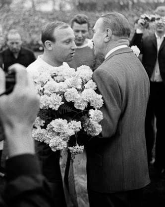 Glueckaufkampfbahn Gelsenkirchen, 16.10.1965, Uwe Seeler (HSV) li. gratuliert Ernst Kuzorra zum 60. Geburtstag, Kuzorra war mit Schalke sechsmal Deutscher Meister, Sechzigerjahre, Fussball, Bundesliga, 1965 1966, FC Schalke 04 vs. Hamburger SV 2-1 Sechzigerjahre, Sport, Fussball, Bundesliga, 1965 1966, FC Schalke 04 vs. Hamburger SV 2-1, Glueckaufkampfbahn in Gelsenkirchen, 16.10.1965, Uwe Seeler (HSV) links gratuliert Ernst Kuzorra mit einem Blumenstrauss zum 60. Geburtstag, Kuzorra wurde in den Zwanziger bis Vierziger Jahren mit Schalke 04 sechsmal Deutscher Meister und kreierte mit Schwager Fritz Szepan den Schalker Kreisel , Sixties, sports, football, Bundesliga, 1965 1966, FC Schalke 04 vs. Hamburger SV 2-1, Glueckaufkampfbahn in Gelsenkirchen, 16.10.1965, Uwe Seeler (HSV) left congratulates Ernst Kuzorra to his sixtieth birthday, in the twenties to forties Kuzorra had been six times German champion together with Schalke 04 and created with his brother-in-law Fitz Szepan the Schalke Kreisel