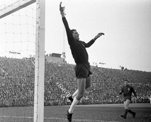 29.12.1965, Torwart Petar Radenkovic (1860) braucht nicht einzugreifen, der Ball fliegt vorbei, rechts Erwin Spinnler (MG), Sechzigerjahre, Fussball, Bundesliga, 1965 1966, Boekelbergstadion, Borussia Moenchengladbach vs. TSV 1860 Muenchen 1-1 Sechzigerjahre, Sport, Fussball, Bundesliga, 1965 1966, Boekelbergstadion, Borussia Moenchengladbach vs. TSV 1860 Muenchen 1-1, 29.12.1965, Spielszene, Torwart Petar Radenkovic (1860) braucht nicht einzugreifen, der Ball fliegt am Tor vorbei, rechts Erwin Spinnler (MG), Sixties, sports, football, Bundesliga, 1965 1966, Boekelberg Stadium, Borussia Moenchengladbach vs. TSV 1860 Munich 1-1, 29.12.1965, scene of the match, no need to step in for goalkeeper Petar Radenkovic (1860) because the ball misses the goal, right Erwin Spinnler (MG)